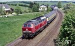 215 044 mit dem Hauptzug D 2136 nach Trier bei Schmidtheim. (12.06.1984) <i>Foto: Wolfgang Bügel</i>