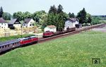 In Schmidtheim begegnen sich 215 041 (Bw Trier) mit N 7640 nach Köln und die im Bahnhof rangierende 211 273 vom Bw Köln-Nippes. (12.06.1984) <i>Foto: Wolfgang Bügel</i>