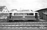 VT 6 kann seine Herkunft als Uerdinger Schienenbus kaum verbergen. 1951 kam er zur Hohenzollerischen Landesbahn (HzL) und wurde 1973 an die Eisenbahnfreunde Zollernbahn verkauft. Um 1984 wurde er ausgemustert. (11.05.1964) <i>Foto: Helmut Röth *</i>