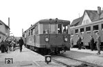 VT 1 kam 1934 von der Dessauer Waggonfabrik zur Hohenzollerischen Landesbahn (HzL) und wurde dort 1973 ausgemustert. In Burladingen trifft er auf die BDEF-Sonderzugteilnehmer. (11.05.1964) <i>Foto: Helmut Röth *</i>