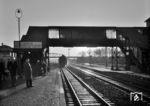 Im morgendlichen Gegenlicht erreicht ein Eilzug aus Hamburg mit einer 01.10 den Bahnhof Rotenburg/Wümme. (03.04.1961) <i>Foto: Detlev Luckmann</i>