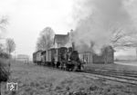 An einem trüben Tag war Lok 2 mit dem einzigen Zugpaar des Tages von Vechta nach Cloppenburg unterwegs, hier im Bahnhof Schwichteler.  (05.04.1961) <i>Foto: Detlev Luckmann</i>