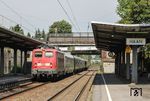 115 205 (mit Schlusslok 115 352) vor dem ICE-Ersatzzug IC 2862 (Hamm - Bonn) in Haan zwischen Wuppertal und Solingen. (10.08.2010) <i>Foto: Joachim Bügel</i>