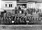 Die neue Kleinbahn Höchst-Königstein (HK) plante zunächst die Beschaffung von drei dreiachsigen Maschinen mit einem Dienstgewicht von 36 Tonnen für den Betrieb. Mitte 1901 fiel jedoch die Entscheidung zugunsten der bewährten Baureihe T9.1 der preußischen Staatsbahn. Im Jahre 1903 wurde eine vierte Maschine bestellt. Dabei handelte es sich um eine von der Bauart T9.1 abgeleitete Variante wie sie auch auf der neu zu eröffnenden Strecke der Kleinbahn Kassel-Naumburg eingesetzt werden sollten. Die vierte Lok stand der im April 1903 zu Verfügung und wurde mit diesem Foto gebührend gefeiert. (1903) <i>Foto: Slg. Gerhard Moll</i>