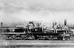 Die von der Cöln-Mindener Eisenbahn stammende Lok "121 Coeln rrh" (Köln rechtsrheinisch, da die Coeln-Mindener-Eisenbahn im heutigen Köln-Deutz endete), gebaut 1875 von Borsig, im Bahnhof Betzdorf an der Sieg. (1895) <i>Foto: Slg. Gerhard Moll</i>