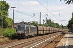 MRCE (Mitsui Rail Capital Europe) X4E-862 (Siemens, Baujahr 2014) in Diensten der Niederrheinischen Verkehrsbetriebe Aktiengesellschaft (NIAG), Moers, fährt mit einem DGS durch den Bahnhof Hilden.  (07.08.2017) <i>Foto: Wolfgang Bügel</i>