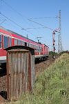 Die (bald) überflüssigen Relikte aus Staatsbahnzeiten passiert eine 143 mit RB 34062 (Nürnberg - Lichtenfels) vor Breitengüßbach. (18.08.2010) <i>Foto: Joachim Bügel</i>