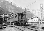 Die SNCF-Reihe 2CC2-3400 kam ursprünglich von der Eisenbahngesellschaft Paris-Lyon-Mittelmeer (PLM). Diese leistungsstarken Lokomotiven aus dem Jahr 1929 mit einer Leistung von rund 5000 PS gehörten nicht nur zu den ältesten elektrischen Maschinen der PLM, sondern waren mit einem Dienstgewicht von 158 t auch wahre Schwergewichte. Die mit Pantographen für die Oberleitung und seitlichen Stromabnehmer für die Stromschiene ausgerüsteten Loks bedienten bis in die 1970er Jahre die Gebirgsstrecke Chambéry - Modane über die Berge der Maurienne. Die Aufnahme der SNCF 2CC2-3404 entstand im französisch/italienischen Grenzbahnhof Modane. (09.05.1971) <i>Foto: Joachim Claus</i>