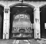 Die 2. Serie der ex E 538-545 der PO-Midi wurde bei der SNCF als 2D2 538-545 eingereiht und von Dezember 1937 bis Juli 1938 ausgeliefert. Wegen ihres bauchiges Aussehens bekam sie den Spitznamen "Schwangere Frau". Aufnahme im Depot St-Pierre-des-Corps. (13.05.1971) <i>Foto: Joachim Claus</i>