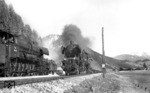 Zugkreuzung zwischen 33.128 (links) und 33.107 in Ennstal nahe Schladming in der Steiermark. Zwischen 1923 und 1928 wurden 40 Lokomotiven als Baureihe 113 der BBÖ in Betrieb genommen. (10.1956) <i>Foto: </i>
