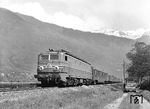 SNCF CC-7140 gehörte zu den sechs Maschinen der Gleichstrom-E-Lokreihe CC-7100, die neben Pantographen für die Oberleitung auch seitliche Stromabnehmer für die damals noch mit Stromschienen ausgerüstete Strecke von Culoz nach Modane am Mont-Cenis-Tunnel besaß. Sie ist hier mit Expresszug 610 bei Aiguebelle unterwegs. Die Baureihe wurde bekannt, weil Lok CC-7107 am 28. März 1955 mit 326 km/h einen Geschwindigkeitsweltrekord für Lokomotiven auf der Strecke von Bordeaux nach Bayonne aufstellte. Der Zug startete um 13.25 Uhr im Bahnhof von Facture und erreichte zwischen Streckenkilometer 67 und 68 die Weltrekord-Geschwindigkeit von 326 km/h, ehe die Schleifleiste des Stromabnehmers zerschmolz und durchbrach. (08.05.1971) <i>Foto: Joachim Claus</i>