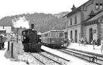 Überholung in Schönau: Lok 105 muss mit ihrem Güterzug dem Triebwagen T 15 nach Todtnau den Vortritt lassen. (15.06.1959) <i>Foto: Gerd Wolff</i>