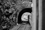 Blick aus dem Zug auf eine Villinger V 200, die auf der Schwarzwaldbahn gerade einen der Glasträger-Tunnel bei Hornberg passiert. (15.06.1959) <i>Foto: Gerd Wolff</i>