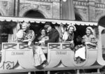 Anlässlich des 100-jährigen Jubiläums der ersten preußischen  Eisenbahn verkehrte der Nachbau des Adler-Zuges zwischen Berlin und Potsdam mit Reisenden im Biedermeier-Stil des 18. Jahrhunderts. (20.09.1938) <i>Foto: RVM</i>