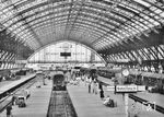Ein beliebtes Fotomotiv für alle Bundesbahn-Fotografen war die 255m lange Bahnsteighalle des Kölner Hauptbahnhofs, die Mitte der 1950er Jahre auch vom Fotografen der BD Kassel besucht wurde. Die dreigliedrige Halle aus dem Jahr 1894 hat eine Spannweite von 64m und überspannt die heutigen Gleise 2 bis 7. (1955) <i>Foto: Helmut Först</i>