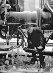 Nicht zu beneiden war dieser Rangierer, der sich im strengen Winter mit eingefrorenen Luftschläuchen, Kupplungen und der Gefahr des Verbrühens beim Trennen der Dampfheizung herumschlagen musste. (1956) <i>Foto: Helmut Först</i>