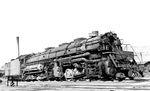Ganz andere Kaliber an Lokomotiven als in Deutschland waren in den USA unterwegs: Die Klasse Z-5 "Yellowstone" der Northern Pacific (2-8-8-4) war zum Zeitpunkt ihrer Lieferung von Baldwin im Jahr 1930 die größte Lokomotive der Welt. Sie ersetzten die Vorspannloks auf der Yellowstone-Division im östlichen Montana und im Westen von North Dakota. No. 5001 hatte ein Gesamtgewicht von 513 t, einen Kohlevorrat von 26 t und einen Wasservorrat von fast 95.000 l. Sie wurde am 6. Juni 1957 in Brainard verschrottet. Die Aufnahme entstand in Livingston/Montana. (06.09.1953) <i>Foto: L. Hastman</i>