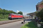 Auch die Möglichkeit, Güterzüge über Bregenz - Lindau umzuleiten, war wegen fehlender Kapazitäten zum Scheitern verurteilt. So blieb 232 201 mit EZ 46718 (Wolfurt - Moerdijk/NL) der einzige Zug, der mit mehrstündiger Verspätung die Route am Bodensee entlang nahm, hier aufgenommen bei der Durchfahrt in Nonnenhorn. In Friedrichshafen wurde anschließend der Zug abermals gestoppt und erhielt einen erneuten Umleitungsfahrplan - statt Richtung Radolfzell ging es dann über die Südbahn nach Ulm. (16.08.2017) <i>Foto: Joachim Schmidt</i>