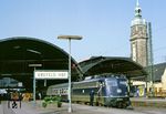 In Krefeld Hbf übernahm die Dortmunder 110 475 den E 2425 nach Frankfurt von der Krefelder 215 020 (vgl. Bild-Nr. 45194), die den Zug aus Nijmegen hierhin gebracht hatte. (07.07.1984) <i>Foto: Wolfgang Bügel</i>