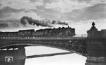 Die stimmungsvolle Aufnahme der 19 008 vor P 315 entstand auf der am 01. März 1901 eröffneten Marienbrücke zwischen Dresden Mitte und -Neustadt, die heute die älteste erhalten gebliebene Elbbrücke Dresdens ist.  (02.06.1926) <i>Foto: DLA Darmstadt (Hubert)</i>
