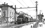 E 71 32 verlässt vor P 1210 den Bahnhof Lörrach. (27.06.1954) <i>Foto: Carl Bellingrodt</i>