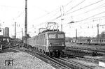 E 10 238 (Bw Stuttgart) fährt mit D 546 in Stuttgart Hbf ein. (11.05.1964) <i>Foto: Helmut Röth *</i>