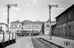 Eine weitere Besonderheit des alten Hauptbahnhofs war die Drehscheibe vor dem Empfangsgebäude des ehem. badischen Bahnhofsteil, der durch (badische) Hauptsignale geschützt wurde und auf der gerade VT 95 9401 mit VB 142 346 gedreht wird. (17.04.1955) <i>Foto: Helmut Röth *</i>