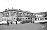 Das Empfangsgebäude des alten Heidelberger Hauptbahnhofs von 1848. (01.05.1955) <i>Foto: Helmut Röth *</i>