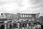 Am 5. Mai 1955 wurde der neue Hauptbahnhof von Bundespräsident Theodor Heuss eingeweiht (Foto). Heuss, der einige Jahre in Heidelberg gelebt hatte, war mit einem Sonderzug aus Bruchsal nach Heidelberg gekommen. Die übrige Prominenz zog es offensichtlich vor, motorisiert zu kommen. Die eigentliche Inbetriebnahme des Bahnhofs erfolgte in der Nacht vom 7. auf den 8. Mai 1955. In den ersten Tagen nach Betriebsaufnahme soll es zu Anlaufschwierigkeiten gekommen sein, die auf technische Probleme mit den Weichen und auf die noch fehlende Erfahrung des Personals mit den neuen Anlagen und dem neuartigen Gleisbildstellwerk zurückgeführt wurden. (05.05.1955) <i>Foto: Helmut Röth *</i>