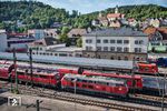 Auch die auf der teilweise gesperrten Gäubahn eingesetzten Züge wurden im Rahmen von Werkstattüberführungen nach Stuttgart umgeleitet, hier 218 431 mit 111 131 und einer RE-Garnitur in Horb. (23.08.2017) <i>Foto: Joachim Schmidt</i>