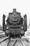 Das "Gesicht" der letzten gebauten 24er (Schichau, Abnahme am 22.11.1940 beim Bw Allenstein/Ostpreußen) im Bw Lübeck. Die Lok trägt noch ihr originales Reichsbahnnummernschild. (10.06.1956) <i>Foto: Carl Bellingrodt</i>