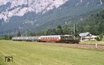 144 507 mit IC 511 "Chiemgau" von Köln nach Berchtesgaden bei Winkl. (30.08.1979) <i>Foto: Prof. Dr. Willi Hager</i>