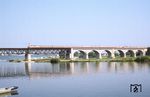 Selbst auf die 377m lange Donaubrücke bei Regensburg-Prüfening passte die 601-Doppeleinheit, die als Dt 13422 (Passau - Dortmund) unterwegs war, nicht ganz aufs Bild. (29.08.1979) <i>Foto: Dorothee Hager</i>