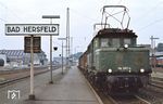 194 567 (Bw Nürnberg 2) fährt mit einem Güterzug durch Bad Hersfeld. (29.08.1979) <i>Foto: Prof. Dr. Willi Hager</i>
