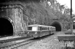 In schneller Fahrt knattert VT 95 9403 mit VB 142 278 als T 3568 in den Schloßbergtunnel in Heidelberg-Karlstor. (01.05.1955) <i>Foto: Helmut Röth *</i>