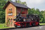 99 1542 mit den entsprechenden Werbebotschaften vor dem Wasserhaus in Steinbach bei Jöhstadt. (27.08.2017) <i>Foto: Andreas Höfig</i>