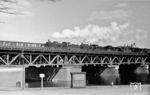 Zwei P 8 überqueren auf der Stadtbahn den Humboldthafen kurz vor dem Lehrter Bf. Dahinter kreuzt ein sog. Olympiazug (ET 167) Richtung Friedrichstraße. (1937) <i>Foto: RVM</i>