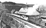 85 002 vom Bw Freiburg (Breisgau) Pbf läuft in den Bahnhof Bärental (Feldberg) ein. Der mit 967 m höchstgelegene normalspurige Bahnhof Deutschlands heißt seit 21. Januar 1940 Feldberg-Bärental.  (23.06.1934) <i>Foto: DLA Darmstadt (Bellingrodt)</i>