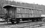 Dieser ehemalige württembergische Personenzugwagen überlebte als Bahnhofswagen 64201 im Bahnhof Freiburg-Wiehre. Es war ein ehem. 4. Klasse-Wagen mit 8m Achsstand und Holzleistenverkleidung (E4 nach Zeichnung 20411), von denen 395 Wagen zwischen 1908 und 1914 gebaut wurden. (05.03.1972) <i>Foto: Burkhard Wollny</i>