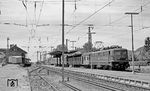 Die Ausrüstung von 31 Lokomotiven der Baureihe E 40 mit elektrischer Widerstandsbremse (als Baureihe E 40.11, ab 1968: BR 139) machte sie auch für den Einsatz auf Steilstrecken tauglich, wie hier mit einem Nahverkehrszug auf der Höllentalbahn im Bahnhof Freiburg-Littenweiler.  (18.06.1972) <i>Foto: Burkhard Wollny</i>