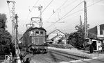 145 161 verlässt den Bahnhof Freiburg-Littenweiler an der Höllentalbahn in Richtung Freiburg Hbf. Beachtenswert auch der damals noch wärterbediente Schrankenposten 6 über die Lindenmattenstraße.  (18.06.1972) <i>Foto: Burkhard Wollny</i>