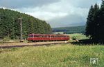 Ein dreiteiliger VT 98 hat soeben Sommerau auf der Schwarzwaldbahn verlassen. (09.1963) <i>Foto: Heinz Hangarter</i>
