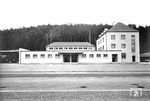 Das neue Empfangsgebäude des Bahnhofs Freiburg-Wiehre an der Höllentalbahn von Freiburg nach Donaueschingen. Das Gebäude ist heute noch in gleicher Form erhalten, wurde allerdings mit einem backsteinroten Anstrich versehen. (1934) <i>Foto: RVM</i>