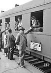 Verabschiedung für die Reise nach "drüben" an einem Schnellzug nach Leipzig in Hamburg Hbf.  (1962) <i>Foto: Walter Hollnagel</i>