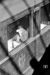Mit dem Blick für das Ungewöhnliche fotografierte Walter Hollnagel einen Kaffee trinkenden Reisenden im Speisewagen in Hamburg Hbf.  (06.07.1952) <i>Foto: Walter Hollnagel</i>