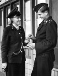 Aufsichtsbeamtin im Gespräch mit einem Soldaten auf dem S-Bahnhof Berlin-Zepernick - eine gestellte Szene für den Fotografen. (1942) <i>Foto: RVM (Ittenbach)</i>