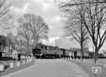 DEG 261 mit einem Güterzug, in dem auch zwei 50er-Tender eingestellt sind, kurz vor Lengerich. (08.04.1961) <i>Foto: Detlev Luckmann</i>