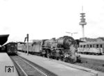 01 230 (Bw Hamm) ist mit einem Schnellzug in Hannover Hbf eingetroffen. Links rangiert V 36 232. (08.05.1961) <i>Foto: Detlev Luckmann</i>