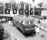 Auf dem Messestand von Krupp wird auf der Hannover-Messe 1961 die nagelneue V 160 006 gezeigt. Sie war am 5. April 1961 abgenommen worden und tat anschließend Dienst beim Bw Hamburg-Altona. (08.05.1961) <i>Foto: Detlev Luckmann</i>