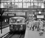 Ein VT 98 auf Gleis 6 im Hamburger Hauptbahnhof. Er diente den BDEF-Verbandsmitgliedern als Sonderzug, um eine Rundreise zu verschiedenen Bahnbetriebswerken zu unternehmen. Die 4. BDEF-Tagung fand vom 11. bis 14. Mai 1961 in Hamburg statt, der Verband gründete sich 1958 in Frankfurt. (12.05.1961) <i>Foto: Detlev Luckmann</i>